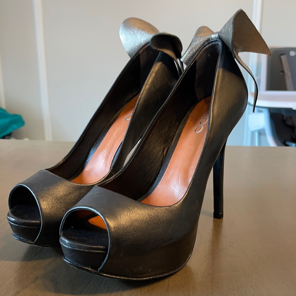Aldo Black Heels Size 38 with bow detail